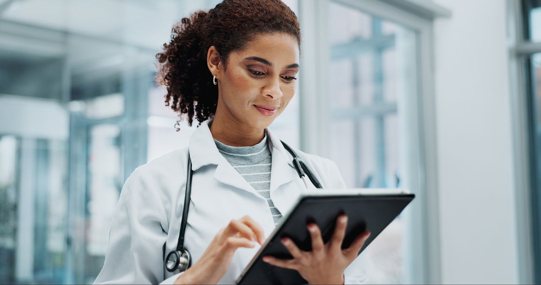 5 sintomas de estresse (com teste online)-radardasaude 1 Foto doutora realizando uma consulta