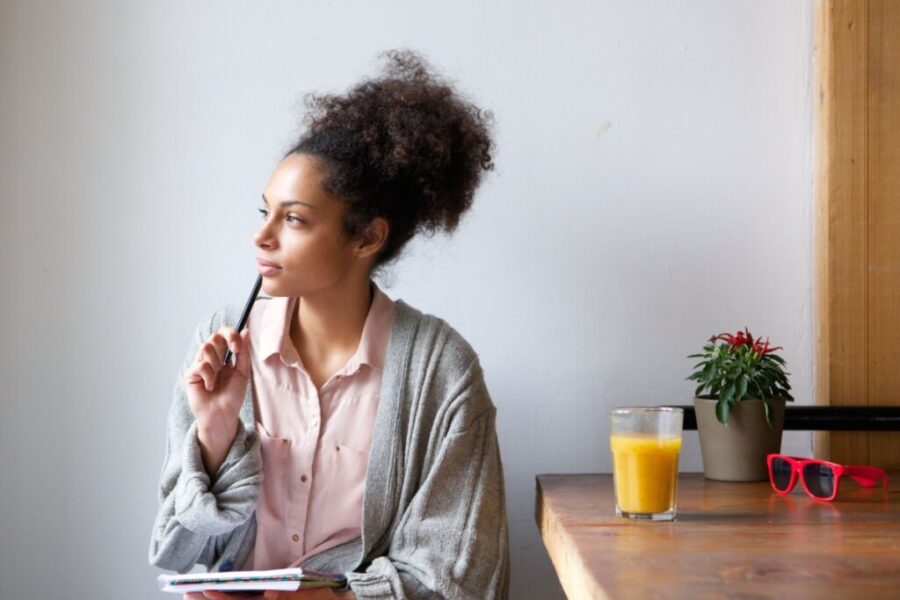 Meditação, devocional e + 5 exercícios para fortalecer a autoestima - radardasaude 2 A lista de reconhecimento pessoal é um dos primeiros passos para quem deseja cuidar mais de si (Imagem: mimagephotography | Shutterstock)